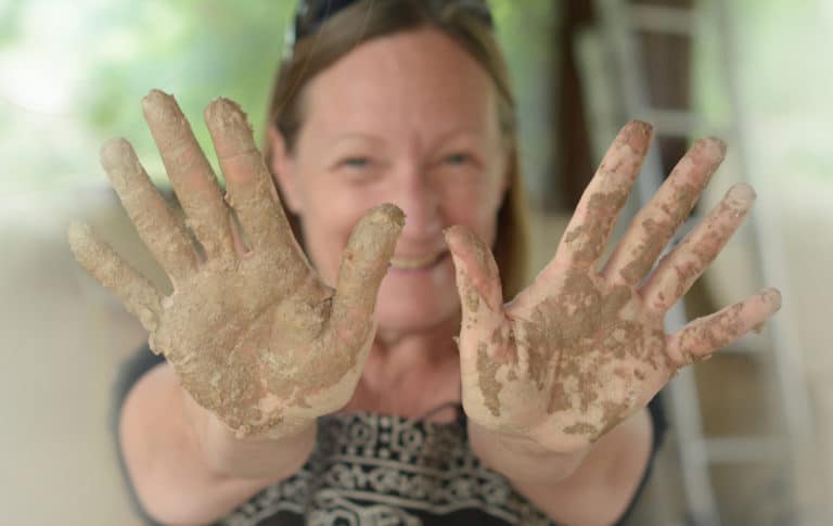 portrait de Joëlle Swanet, professeure de céramique, chimie des émaux et slow throwing
