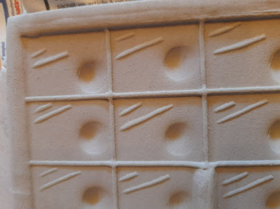 Plaque estampée pour réaliser des tests céramique, avec reliefs et creux