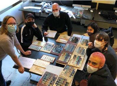 Etudiants qui examinent des plaques de tests d'émaux céramique