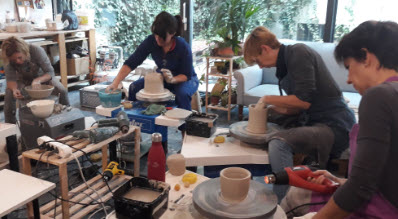 Un cours de Slow Throwing = apprendre la poterie au tour en mode lent