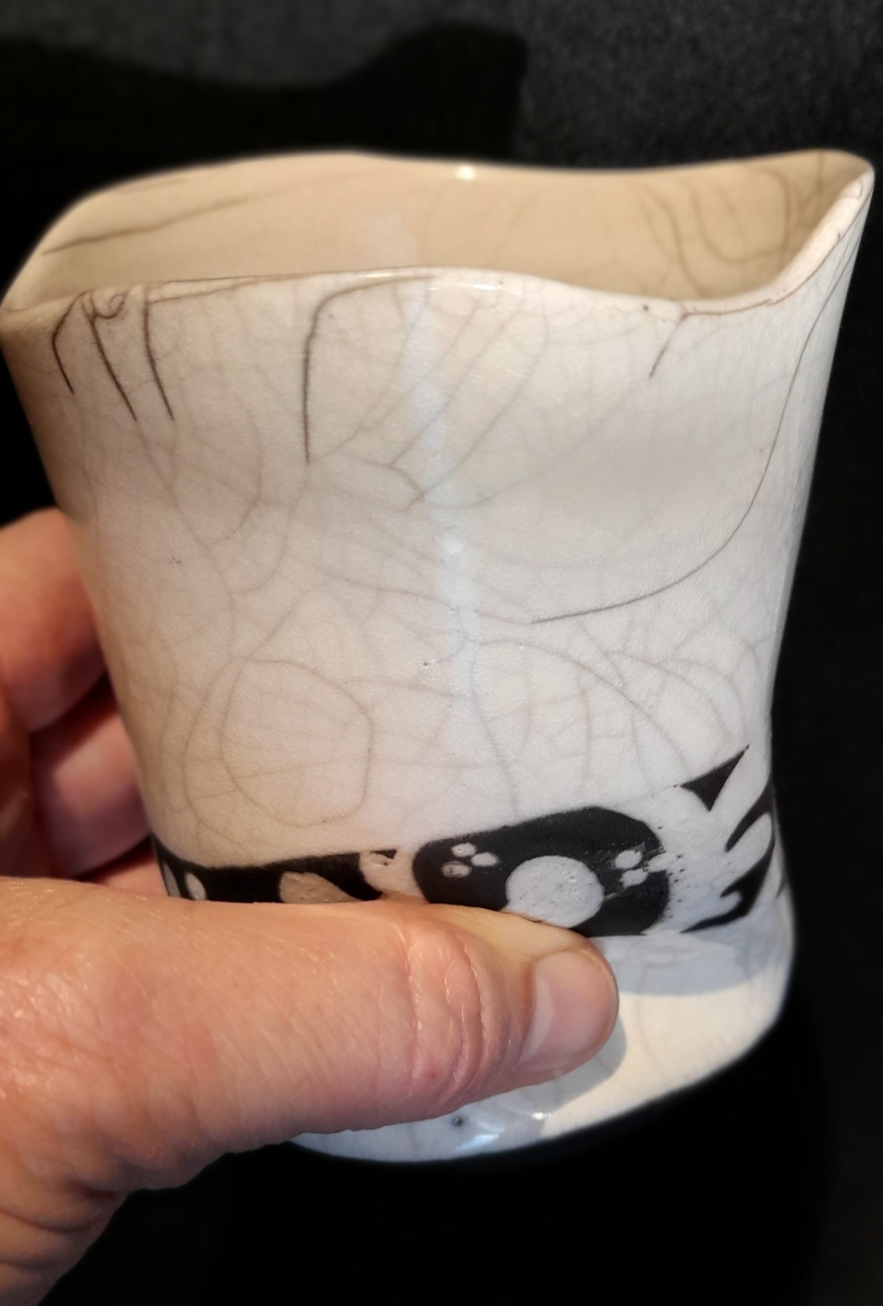 Mug raku acheté sur un marché potier