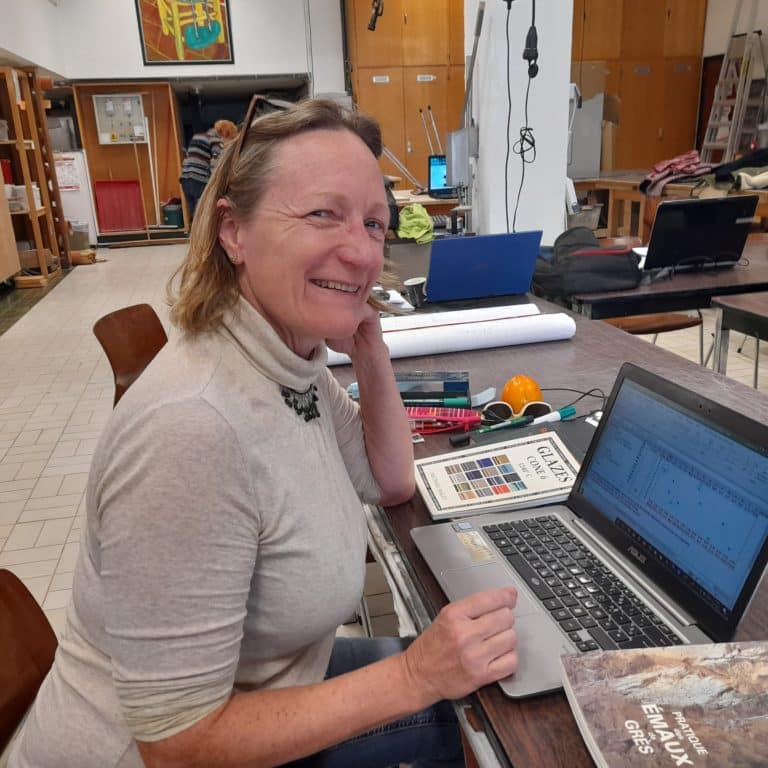 Joëlle Swanet donne la formation chimie des émaux en visioconférence à plusieurs céramistes connectés simultanément