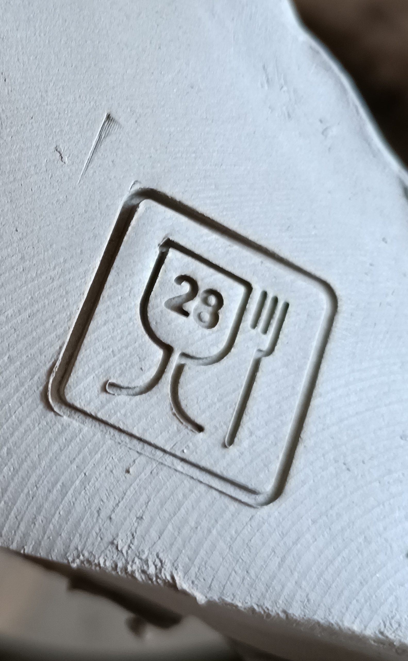 tampon alimentaire avec le chiffre 28 indiquant le plus haut niveau de sécurité au niveau contact avec des aliments