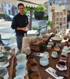 céramiste sur un marché potier