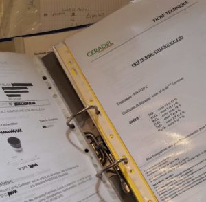 dossier montrant une analyse et une fiche technique